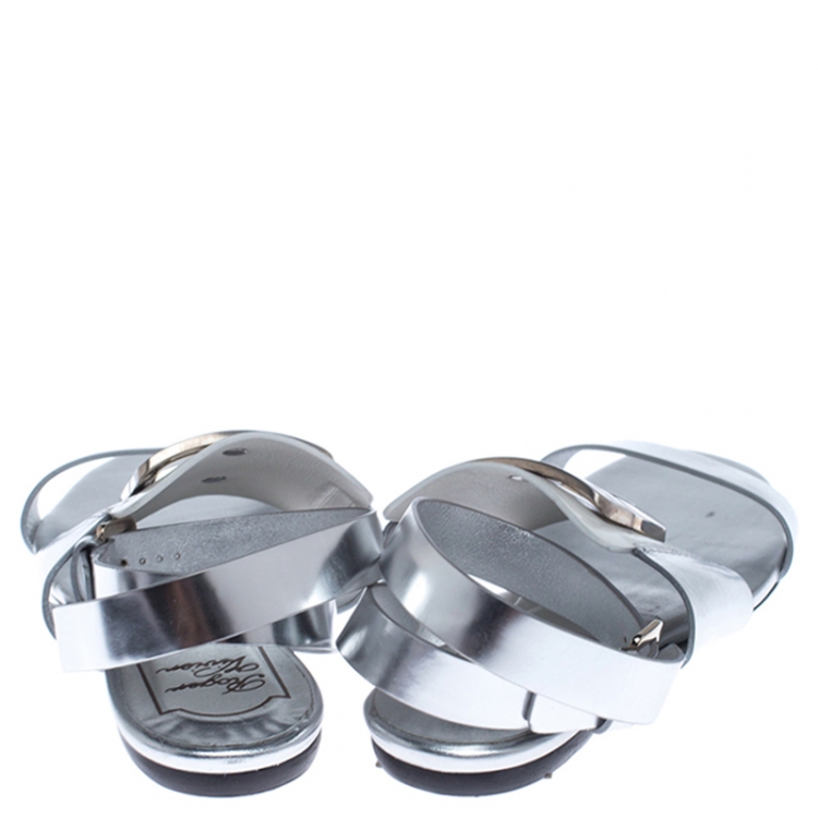 Pre Owned Roger Vivier Metallic Silver/White Leather Chips Embellished Flat Sandals Size 35.5 