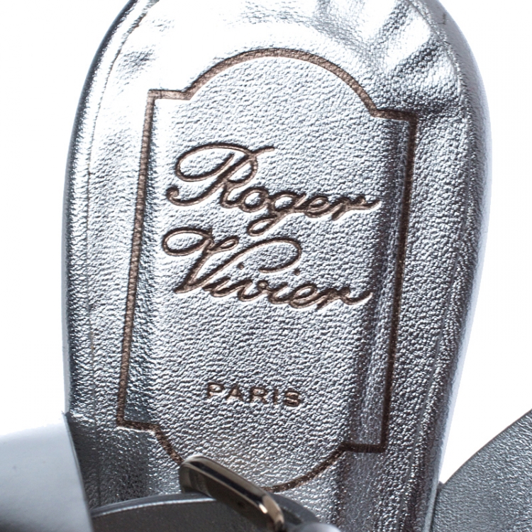 Pre Owned Roger Vivier Metallic Silver/White Leather Chips Embellished Flat Sandals Size 35.5 