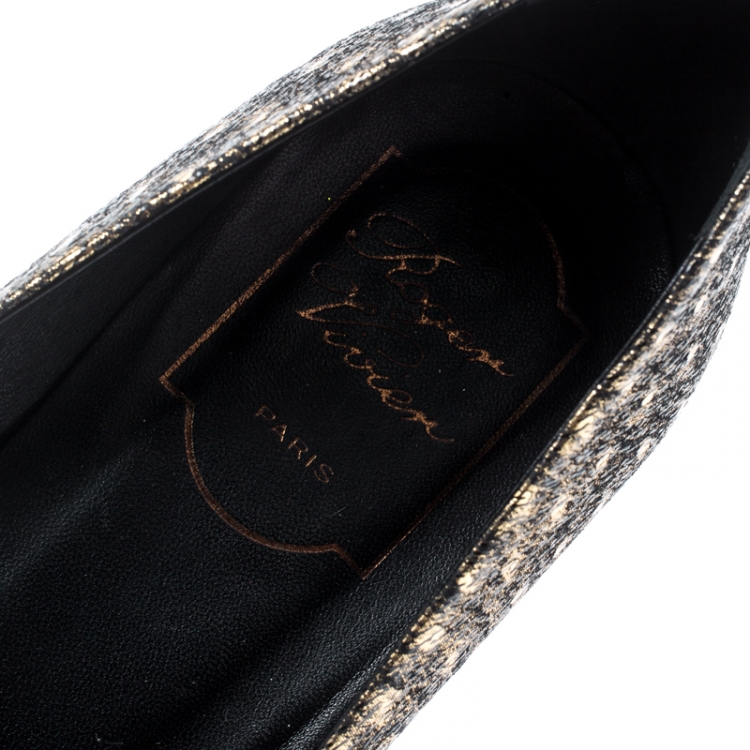 مملوكة مسبقًا Roger Vivier Black/Gold Textured Leather Pointed Toe Buckle Pumps Size 38