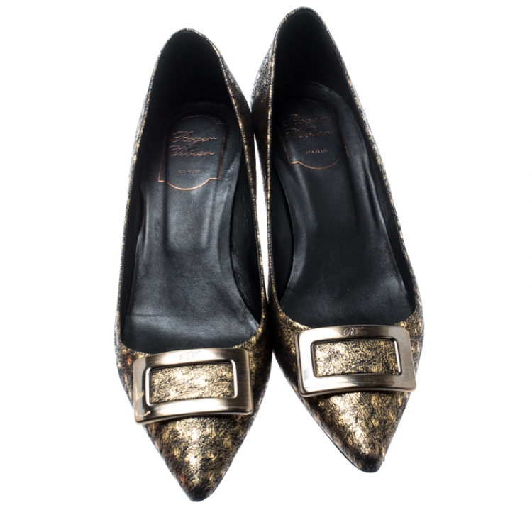 مملوكة مسبقًا Roger Vivier Black/Gold Textured Leather Pointed Toe Buckle Pumps Size 38
