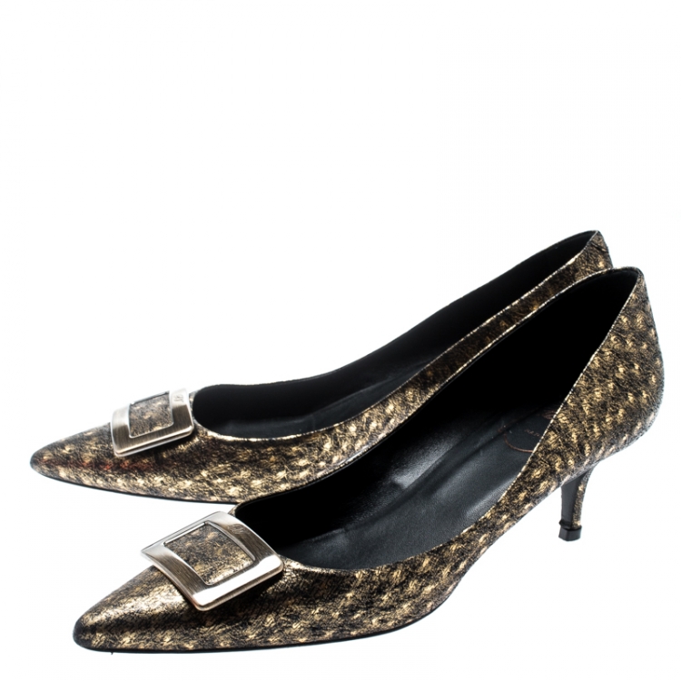 مملوكة مسبقًا Roger Vivier Black/Gold Textured Leather Pointed Toe Buckle Pumps Size 38