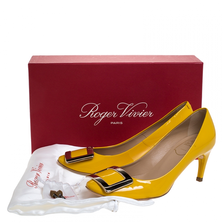 Pre Owned Roger Vivier Yellow Patent Leather Metal Logo Round Toe Pumps Size 35.5