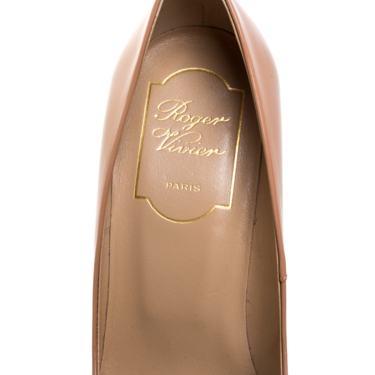 Pre Owned Roger Vivier Beige Patent Leather Buckle Pumps Size 35.5