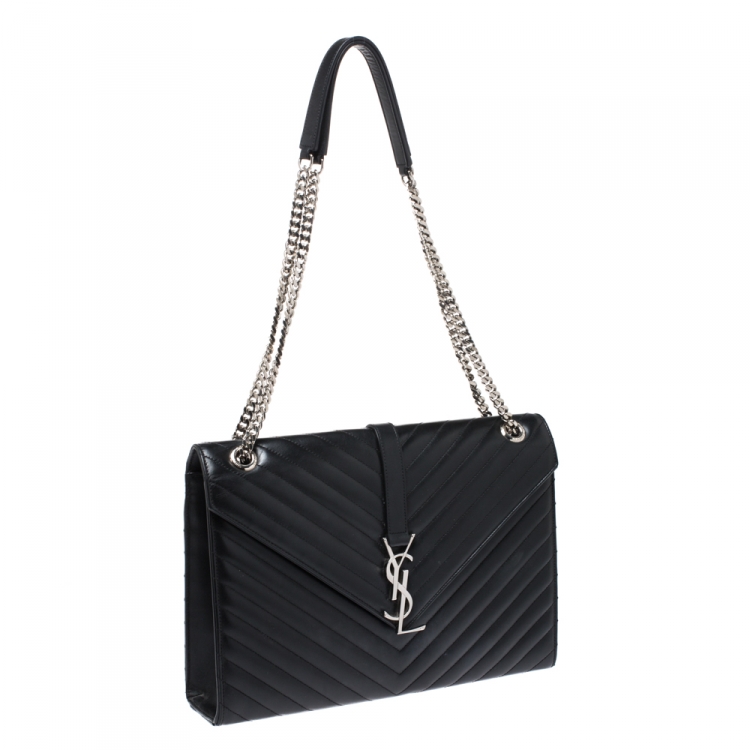 مملوكة مسبقًا Saint Laurent Black Leather Monogram Envelope Shoulder Bag