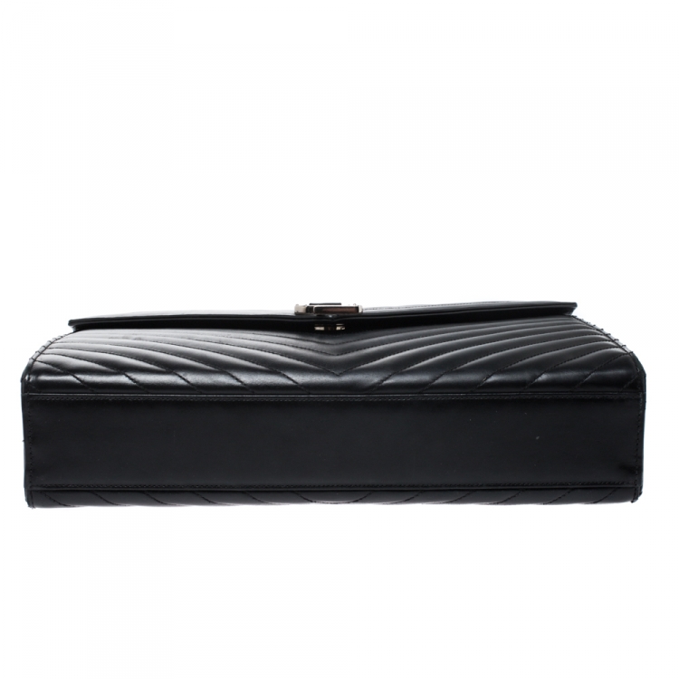 مملوكة مسبقًا Saint Laurent Black Leather Monogram Envelope Shoulder Bag