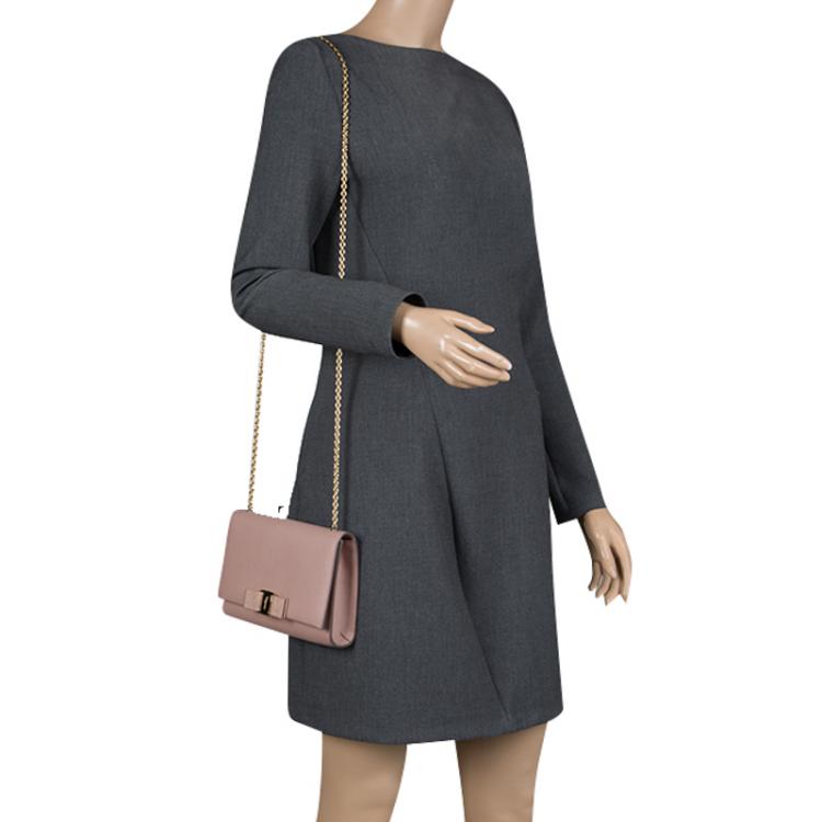 مملوكة مسبقًا Salvatore Ferragamo Beige Leather Ginny Shoulder Bag