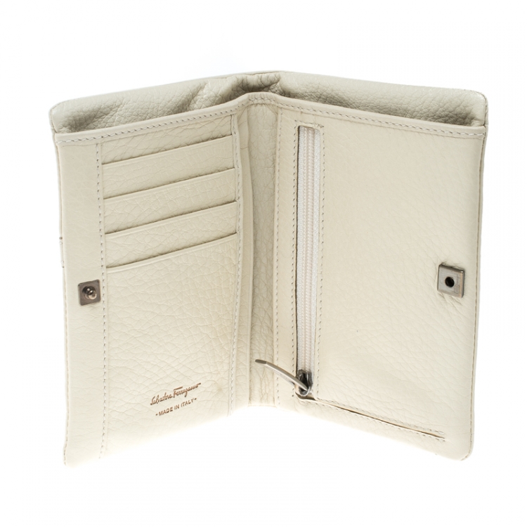 مملوكة مسبقًا Salvatore Ferragamo Ivory Leather Bifold Wallet