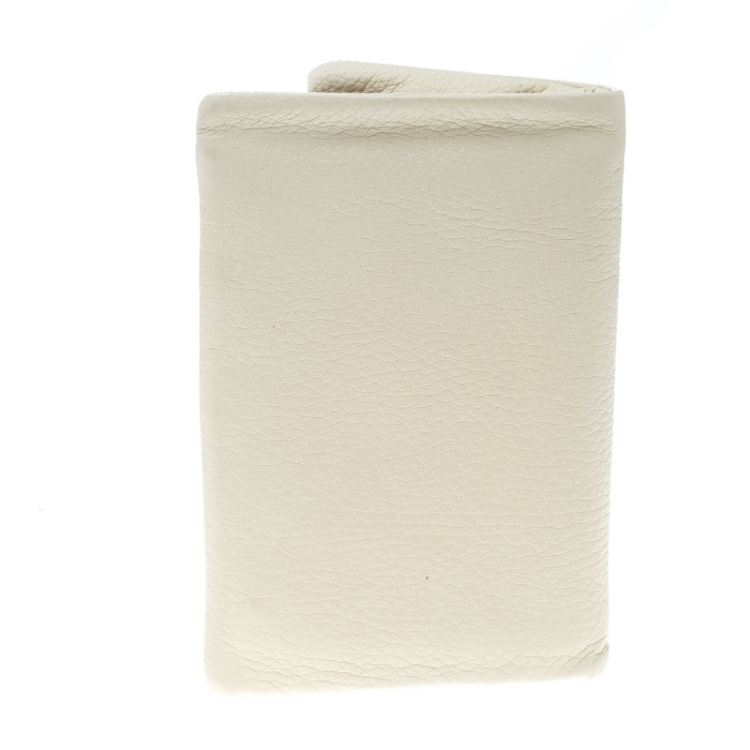 مملوكة مسبقًا Salvatore Ferragamo Ivory Leather Bifold Wallet