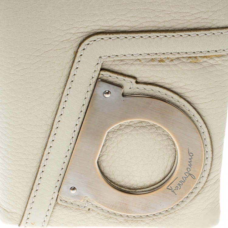 مملوكة مسبقًا Salvatore Ferragamo Ivory Leather Bifold Wallet