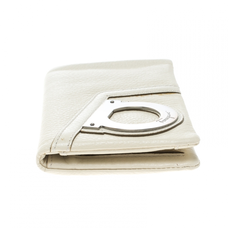 مملوكة مسبقًا Salvatore Ferragamo Ivory Leather Bifold Wallet