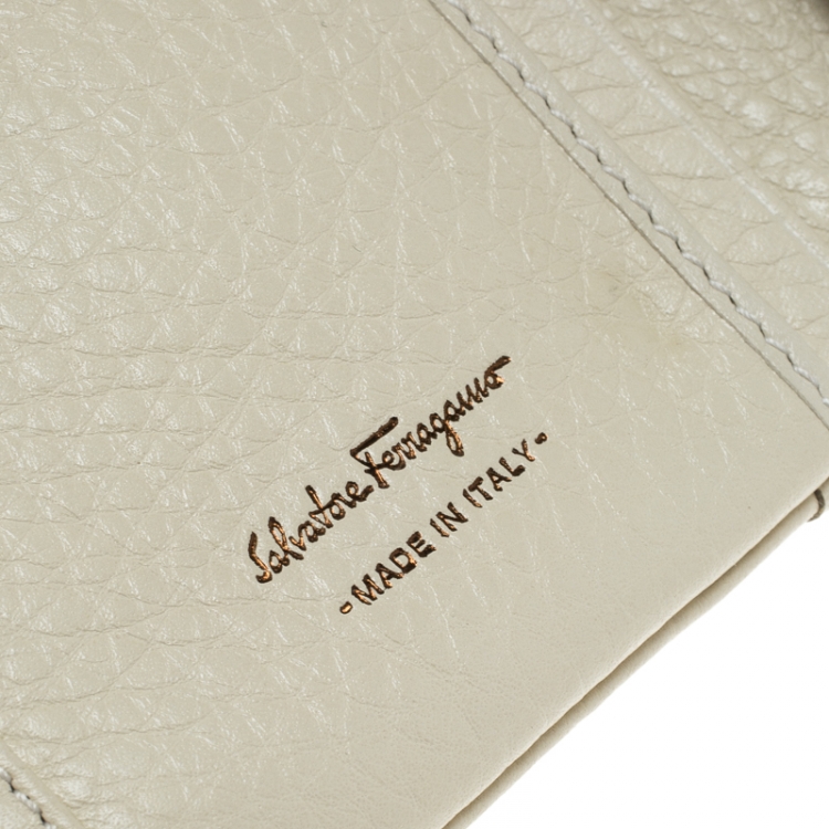 مملوكة مسبقًا Salvatore Ferragamo Ivory Leather Bifold Wallet