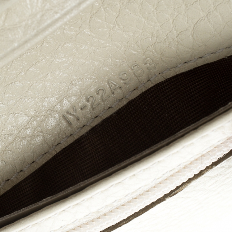 مملوكة مسبقًا Salvatore Ferragamo Ivory Leather Bifold Wallet