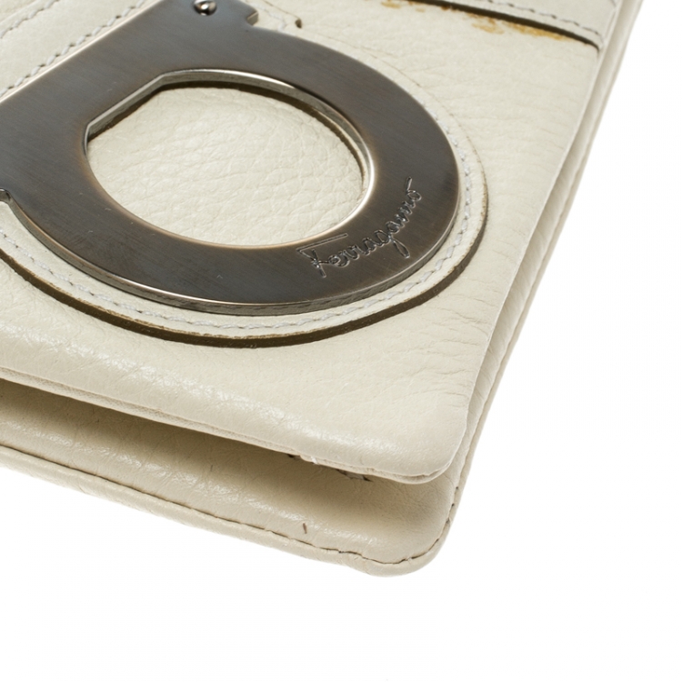مملوكة مسبقًا Salvatore Ferragamo Ivory Leather Bifold Wallet