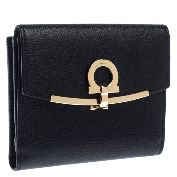 Pre Owned Salvatore Ferragamo Black Leather Gancini Bifold Wallet