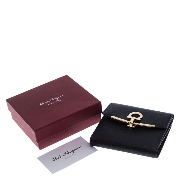 Pre Owned Salvatore Ferragamo Black Leather Gancini Bifold Wallet