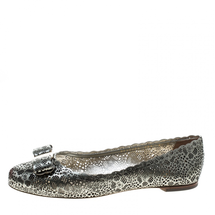 مملوكة مسبقًا Salvatore Ferragamo Metallic Grey Perforated Leather Varina Bow Ballet Flats Size 39