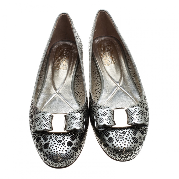 مملوكة مسبقًا Salvatore Ferragamo Metallic Grey Perforated Leather Varina Bow Ballet Flats Size 39