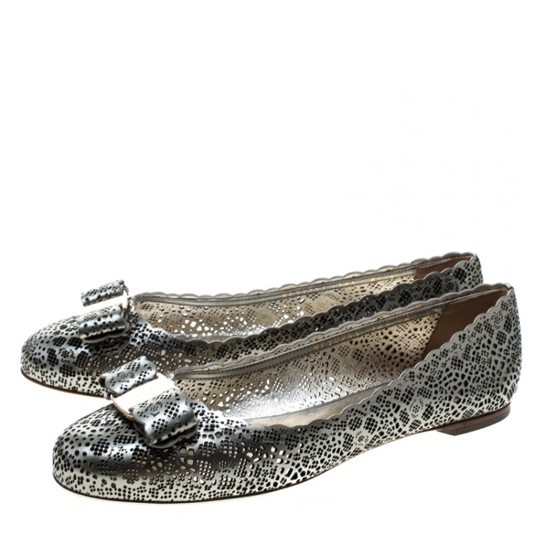مملوكة مسبقًا Salvatore Ferragamo Metallic Grey Perforated Leather Varina Bow Ballet Flats Size 39