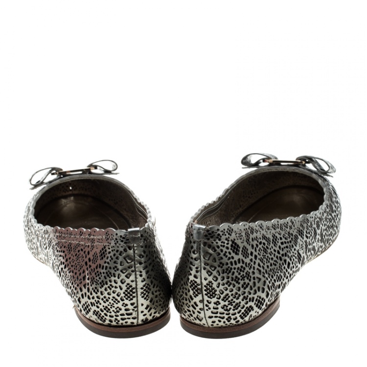 مملوكة مسبقًا Salvatore Ferragamo Metallic Grey Perforated Leather Varina Bow Ballet Flats Size 39