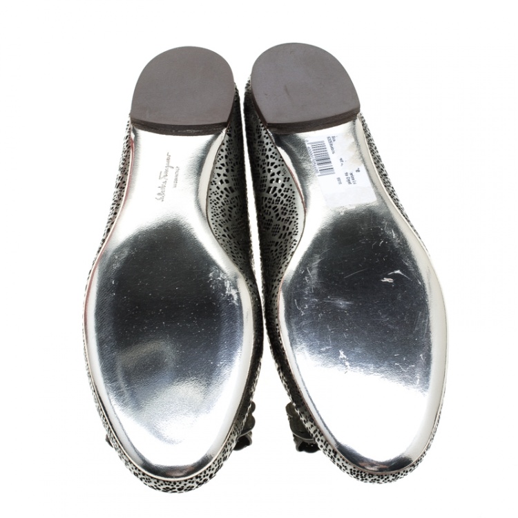 مملوكة مسبقًا Salvatore Ferragamo Metallic Grey Perforated Leather Varina Bow Ballet Flats Size 39