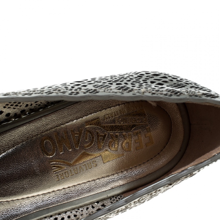 مملوكة مسبقًا Salvatore Ferragamo Metallic Grey Perforated Leather Varina Bow Ballet Flats Size 39