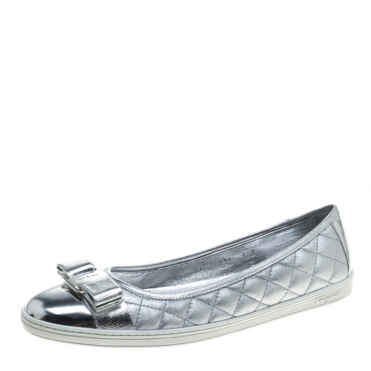 مملوكة مسبقًا Salvatore Ferragamo Metallic Silver Quilted Leather Rufina Sneaker Ballet Flats Size 39.5