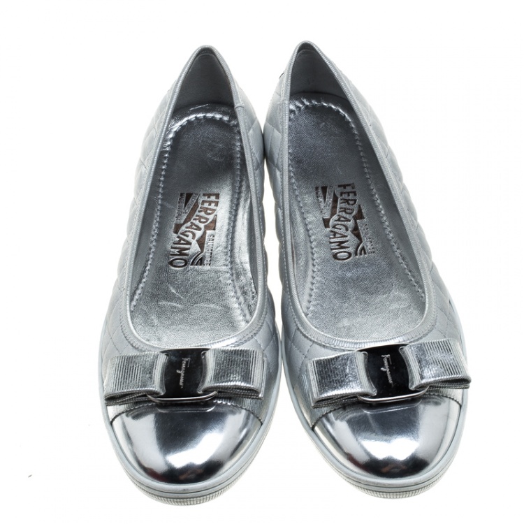 مملوكة مسبقًا Salvatore Ferragamo Metallic Silver Quilted Leather Rufina Sneaker Ballet Flats Size 39.5