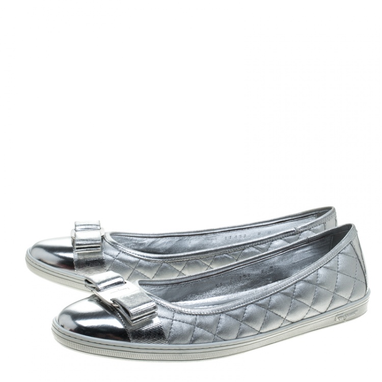 مملوكة مسبقًا Salvatore Ferragamo Metallic Silver Quilted Leather Rufina Sneaker Ballet Flats Size 39.5