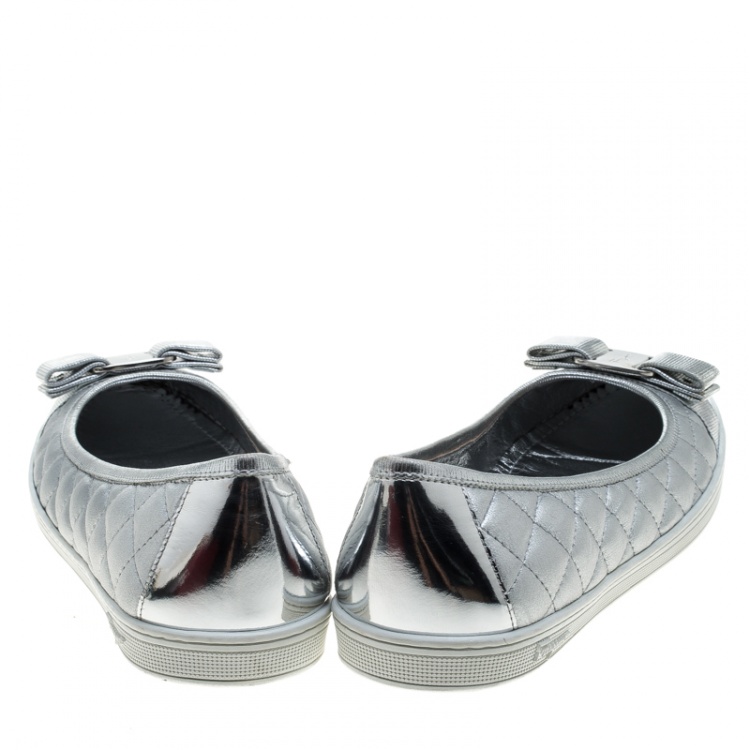 مملوكة مسبقًا Salvatore Ferragamo Metallic Silver Quilted Leather Rufina Sneaker Ballet Flats Size 39.5