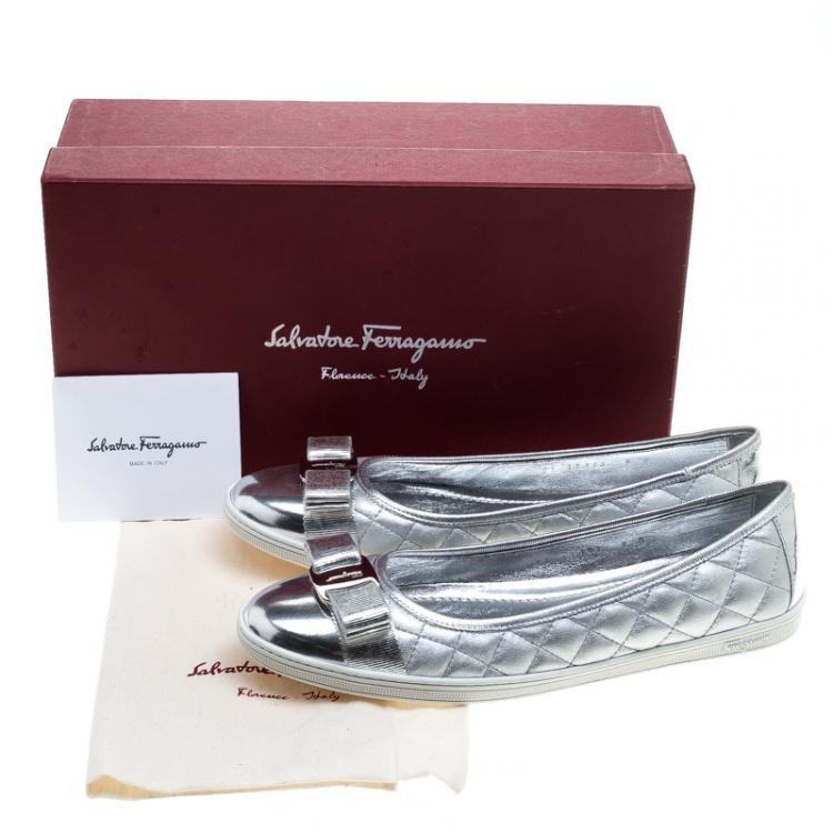 مملوكة مسبقًا Salvatore Ferragamo Metallic Silver Quilted Leather Rufina Sneaker Ballet Flats Size 39.5