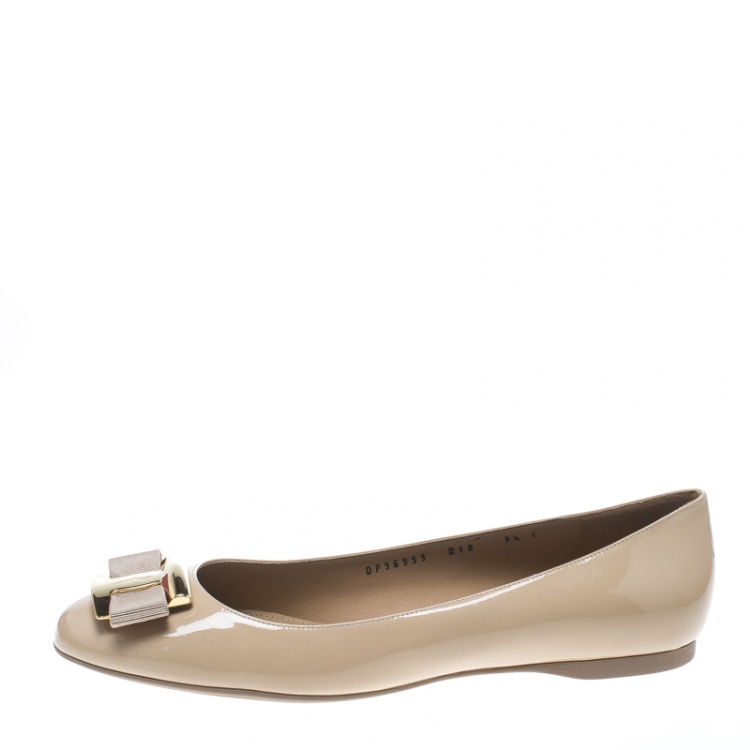 مملوكة مسبقًا Salvatore Ferragamo Beige Patent Leather Ninna Kangaroo Bow Ballet Flats Size 40
