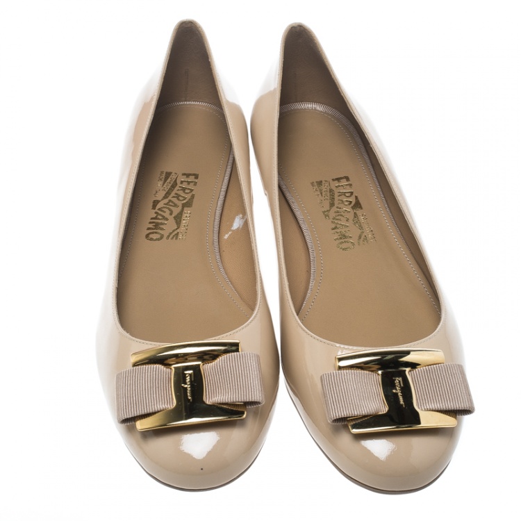 مملوكة مسبقًا Salvatore Ferragamo Beige Patent Leather Ninna Kangaroo Bow Ballet Flats Size 40