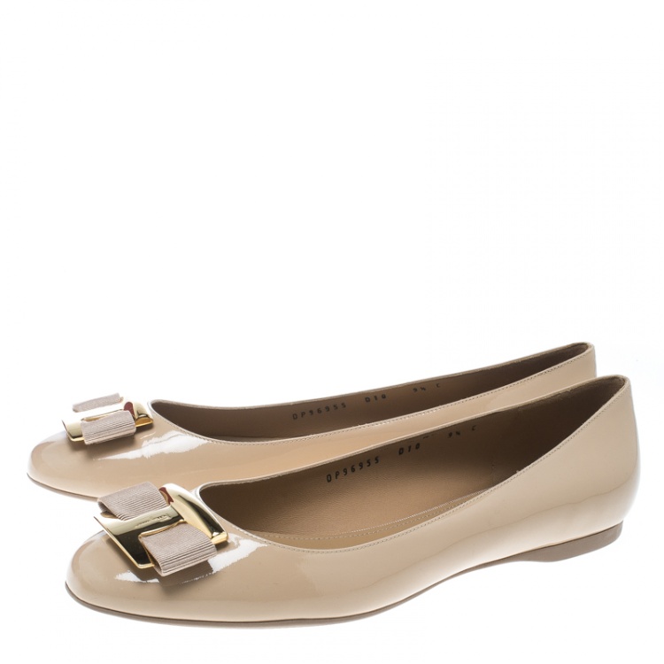 مملوكة مسبقًا Salvatore Ferragamo Beige Patent Leather Ninna Kangaroo Bow Ballet Flats Size 40