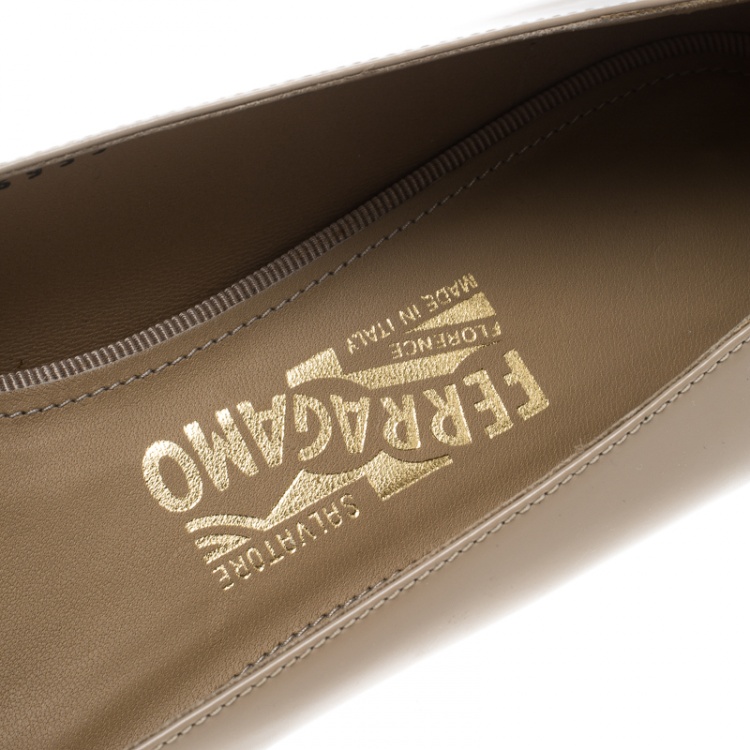 مملوكة مسبقًا Salvatore Ferragamo Beige Patent Leather Ninna Kangaroo Bow Ballet Flats Size 40