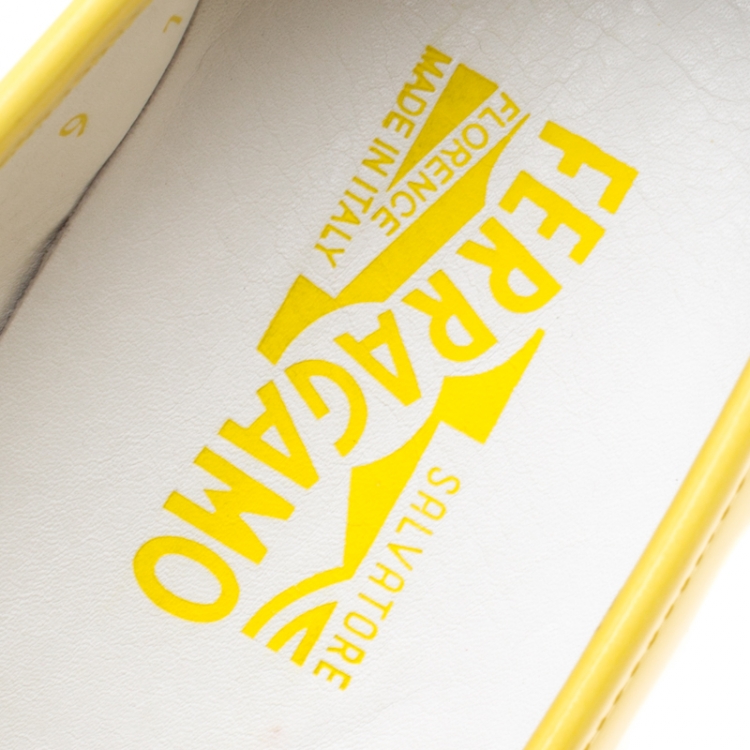 مملوكة مسبقًا Salvatore Ferragamo Women Yellow Patent Leather Mason Gancio Bit Loafers Size 39.5