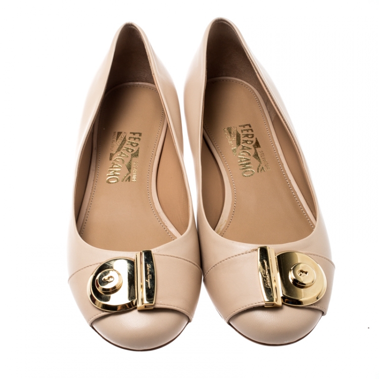 Pre Owned Salvatore Ferragamo Beige Leather Fiamma Keyhole Flats Size 40.5