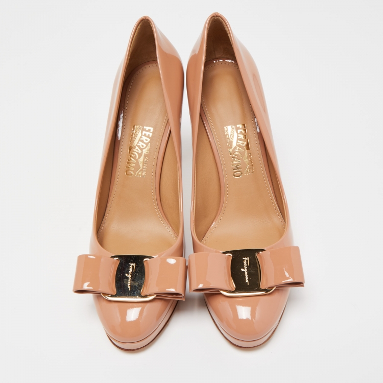 Pre Owned Salvatore Ferragamo Beige Patent Leather Vara Bow Pumps Size 37.5