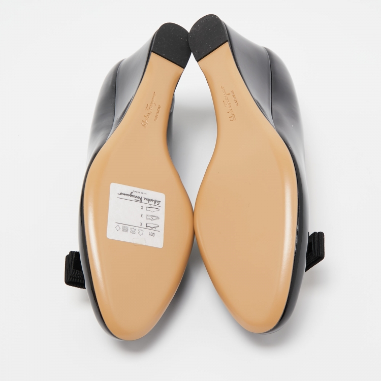 مملوكة مسبقًا Salvatore Ferragamo Black Patent Leather Vara Bow Wedge Pumps Size 40
