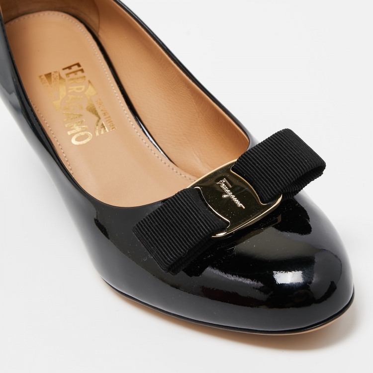 مملوكة مسبقًا Salvatore Ferragamo Black Patent Leather Vara Bow Wedge Pumps Size 40