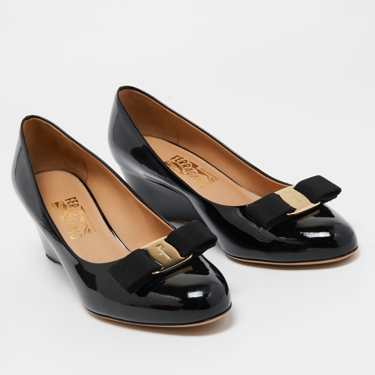 مملوكة مسبقًا Salvatore Ferragamo Black Patent Leather Vara Bow Wedge Pumps Size 40