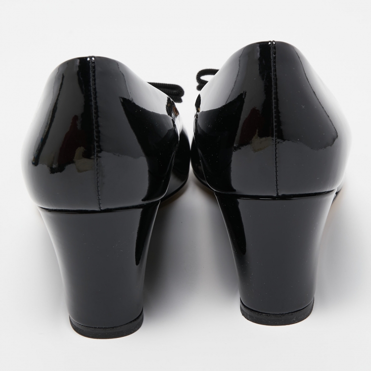 مملوكة مسبقًا Salvatore Ferragamo Black Patent Leather Vara Bow Wedge Pumps Size 40