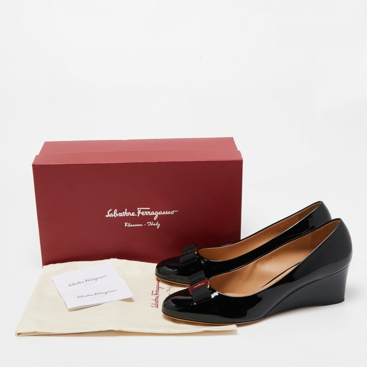مملوكة مسبقًا Salvatore Ferragamo Black Patent Leather Vara Bow Wedge Pumps Size 40