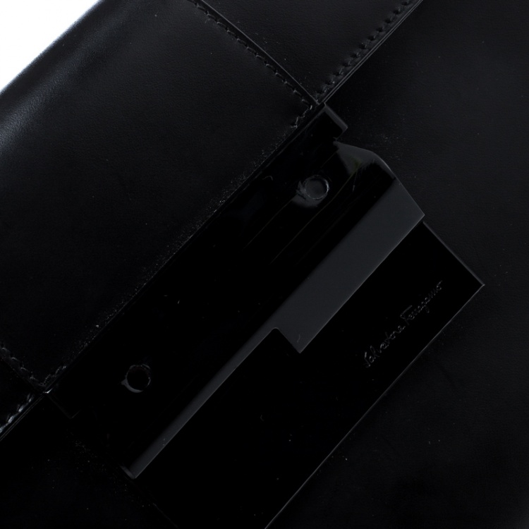 مملوكة مسبقًا Salvatore Ferragamo Black Leather Clutch