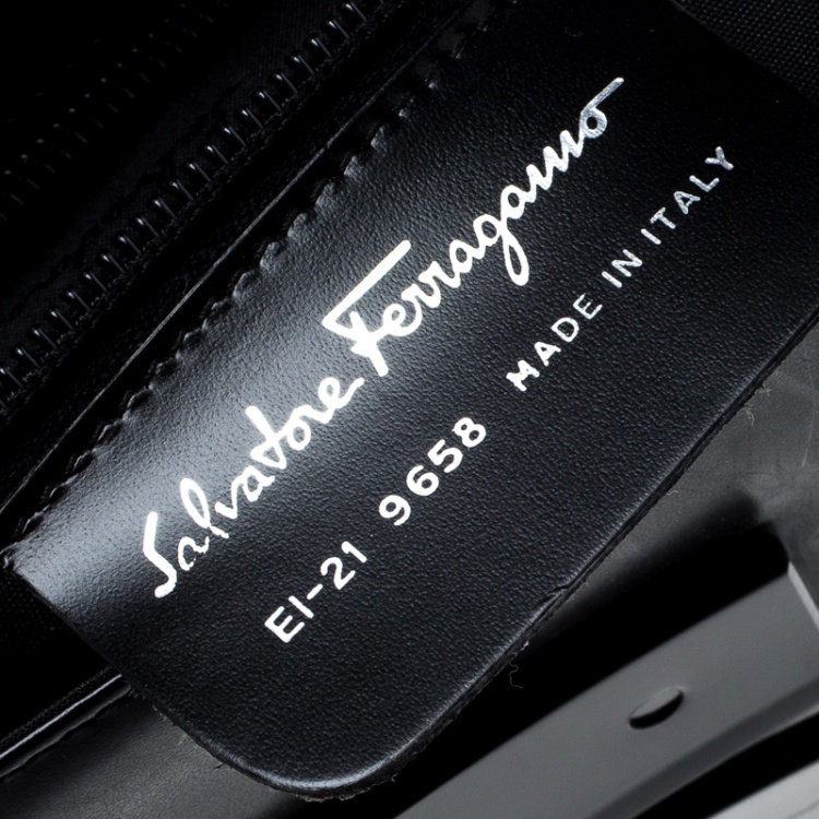 مملوكة مسبقًا Salvatore Ferragamo Black Leather Clutch