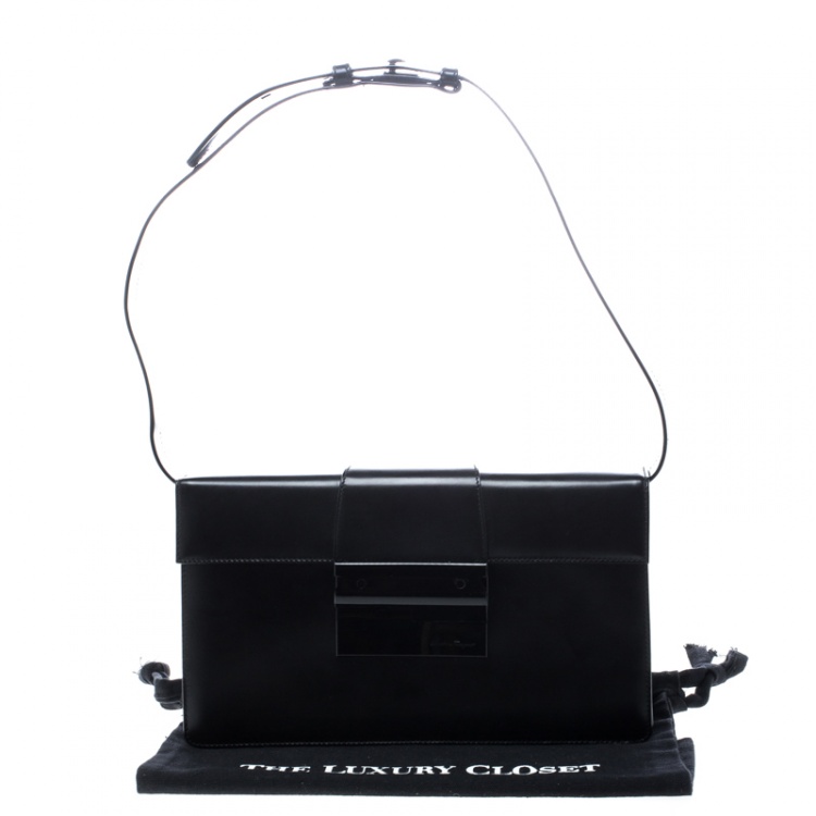 مملوكة مسبقًا Salvatore Ferragamo Black Leather Clutch