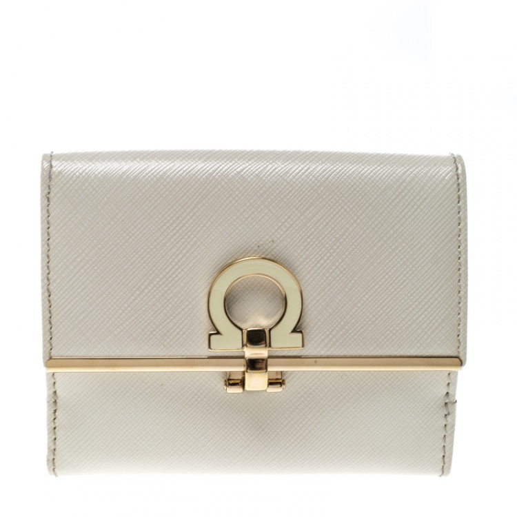 Pre Owned Salvatore Ferragamo Cream Leather Gancio Compact Wallet