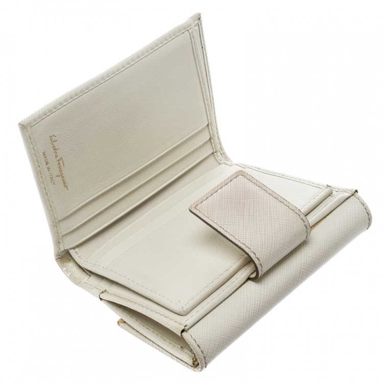 Pre Owned Salvatore Ferragamo Cream Leather Gancio Compact Wallet