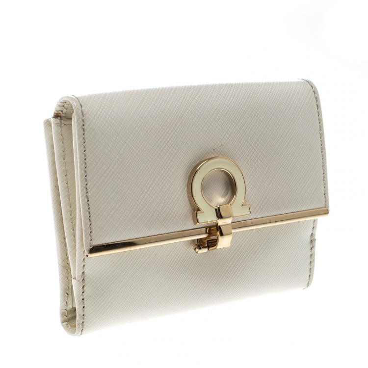 Pre Owned Salvatore Ferragamo Cream Leather Gancio Compact Wallet