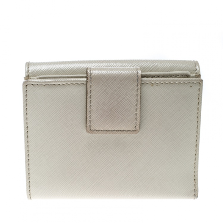 Pre Owned Salvatore Ferragamo Cream Leather Gancio Compact Wallet
