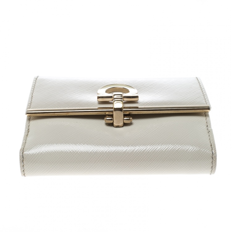 Pre Owned Salvatore Ferragamo Cream Leather Gancio Compact Wallet